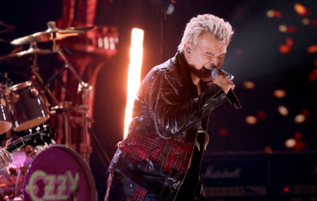 Billy Idol annuncia il primo album in oltre un decennio, recluta Avril Lavigne e Joan Jett come ospiti speciali