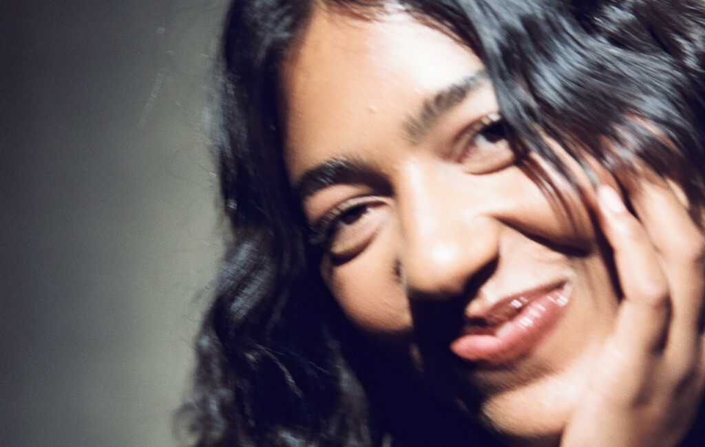 Hope Tala - Recensione "speranza scritta a mano": un inno poetico all'amore e al cuore spezzato nei tuoi vent'anni