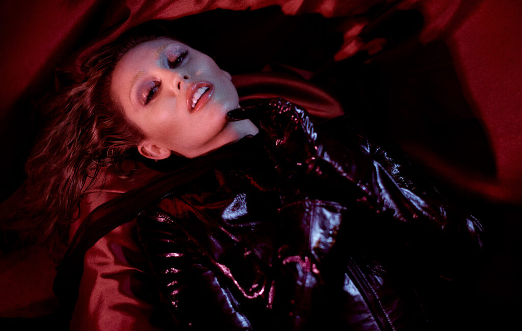 Miley Cyrus-Recensione "Something Beautiful": The Post-Genre Popstar tira fuori un altro grande swing