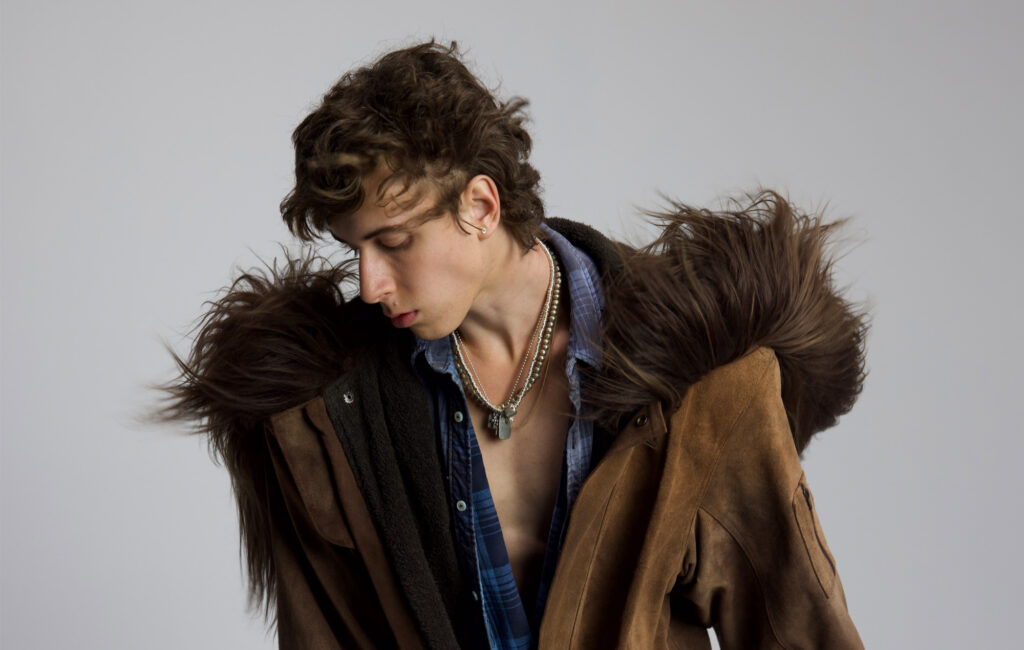 Con i suoi gloriosi earri pop, Nate Sib scatta per grandezza