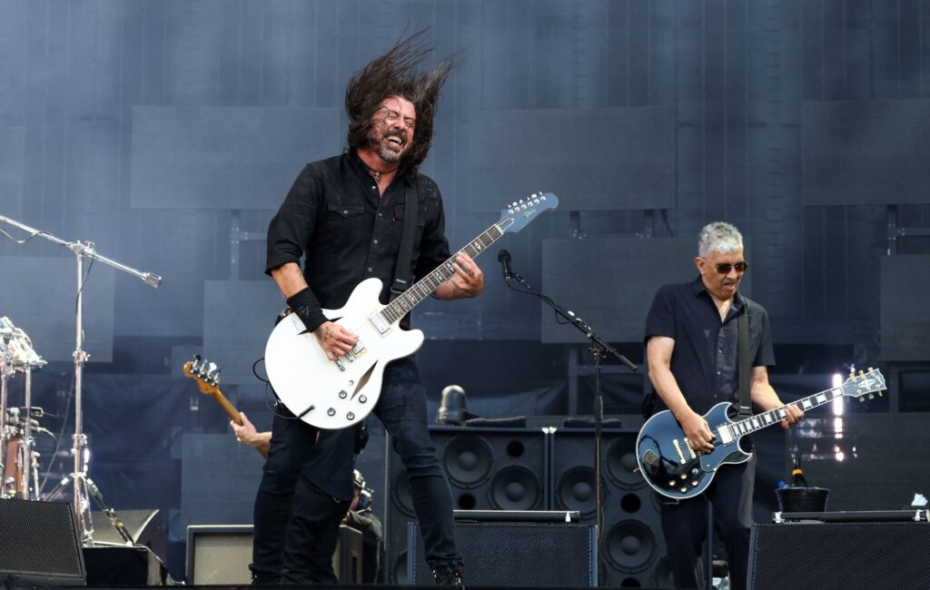 Il tour Rider di Foo Fighters per Jakarta consente loro il permesso di giurare, fumare e bere sul palco
