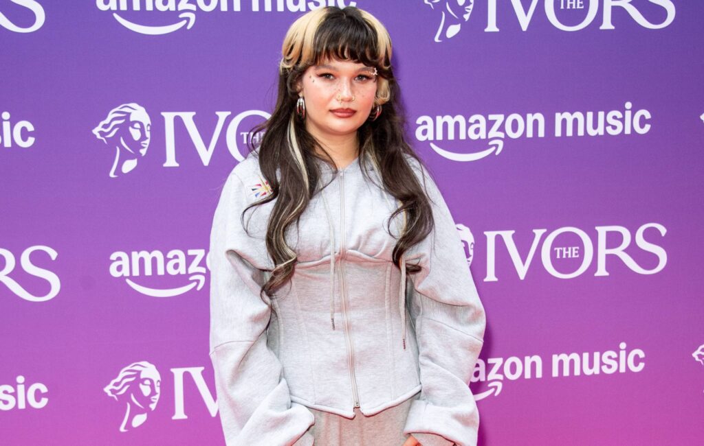 Lola Young sull'impatto di "Messy": "Molte persone non si sentono abbastanza per qualcuno"