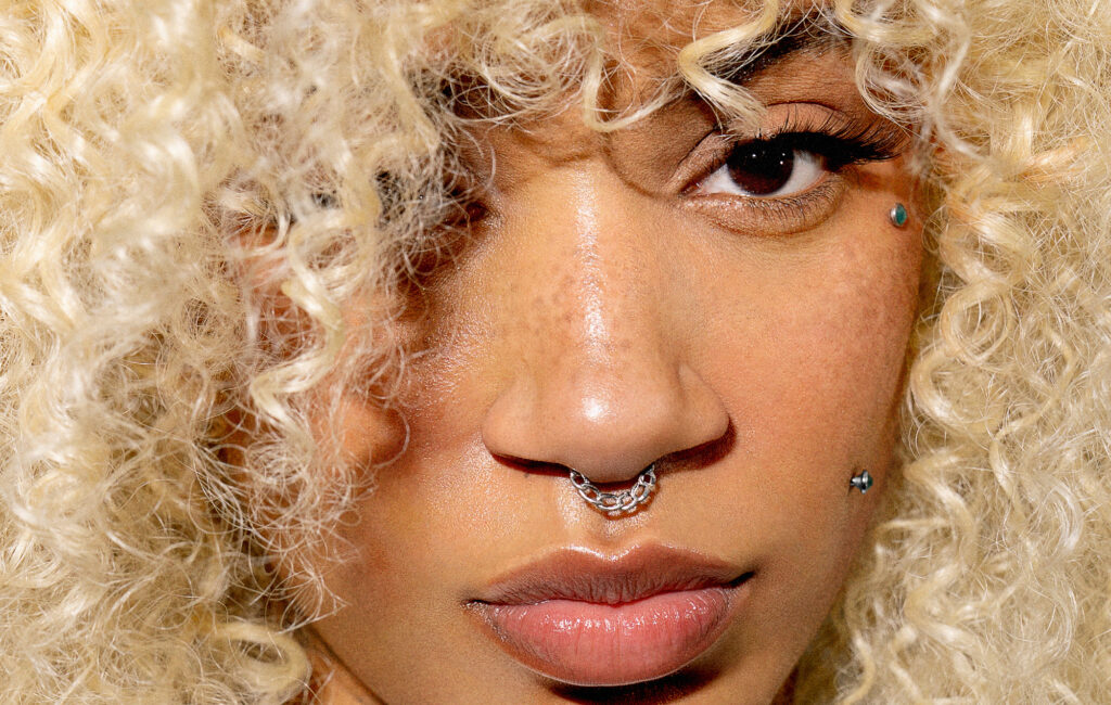 Bktherula - Recensione "Lucy": un raggio di giunzione di luce attraverso il caos di synth iperattivo