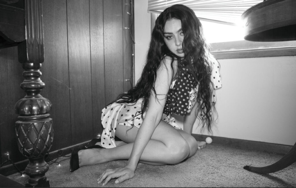 Charli XCX ora condivide le sue recensioni di film su tiktok