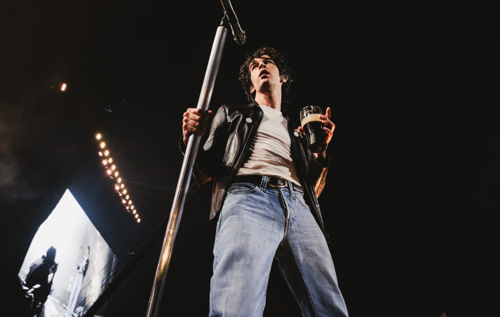 Ecco tutto ciò che il 1975 ha suonato nel loro set di palcoscenico piramide