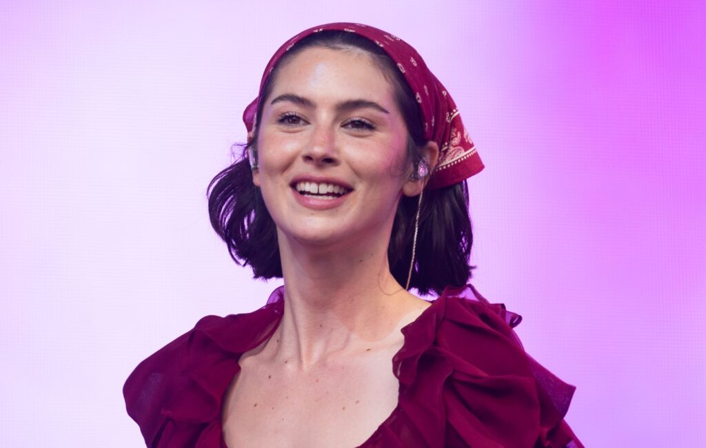 Guarda Gracie Abrams consegnare una danza virale "Apple" al set di Glastonbury 2025 di Charli XCX