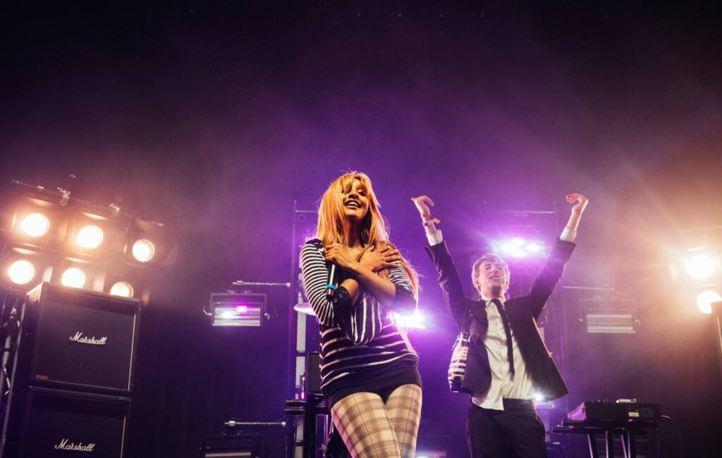 Guarda Pinkpantheress fare un'apparizione a sorpresa al Dare's Lido Festival per esibirsi "Stateside"