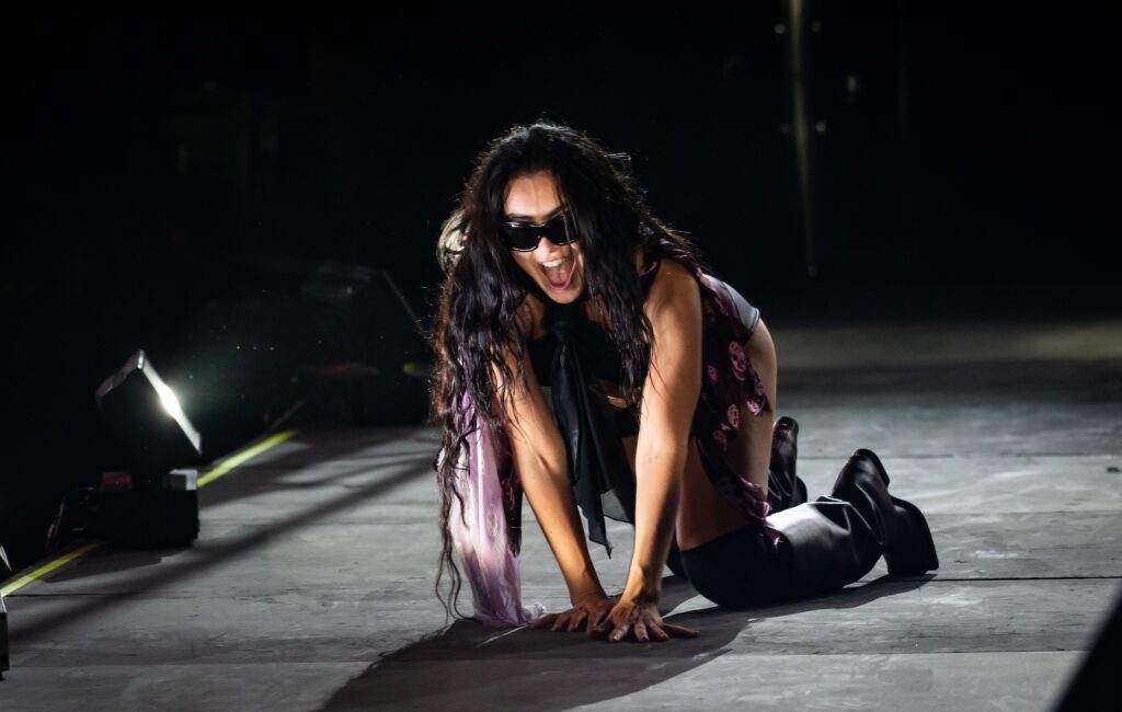 I 5 momenti più sfacciati di Charli XCX a Glastonbury 2025