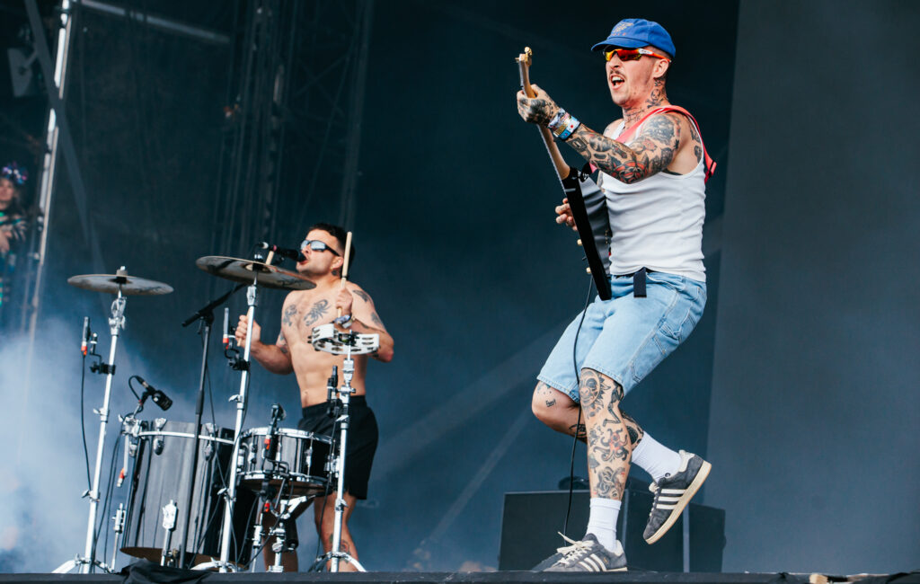 La commedia soft annuncia il decimo anniversario ristampa del debutto classico "Sei soddisfatto?"