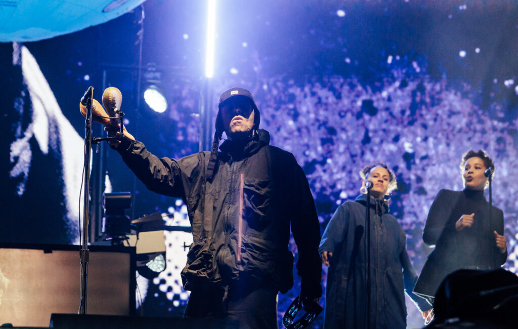 Liam Gallagher riflette sugli "anni sprecati" da quando Oasis si è diviso, vuole che la band "sta insieme"