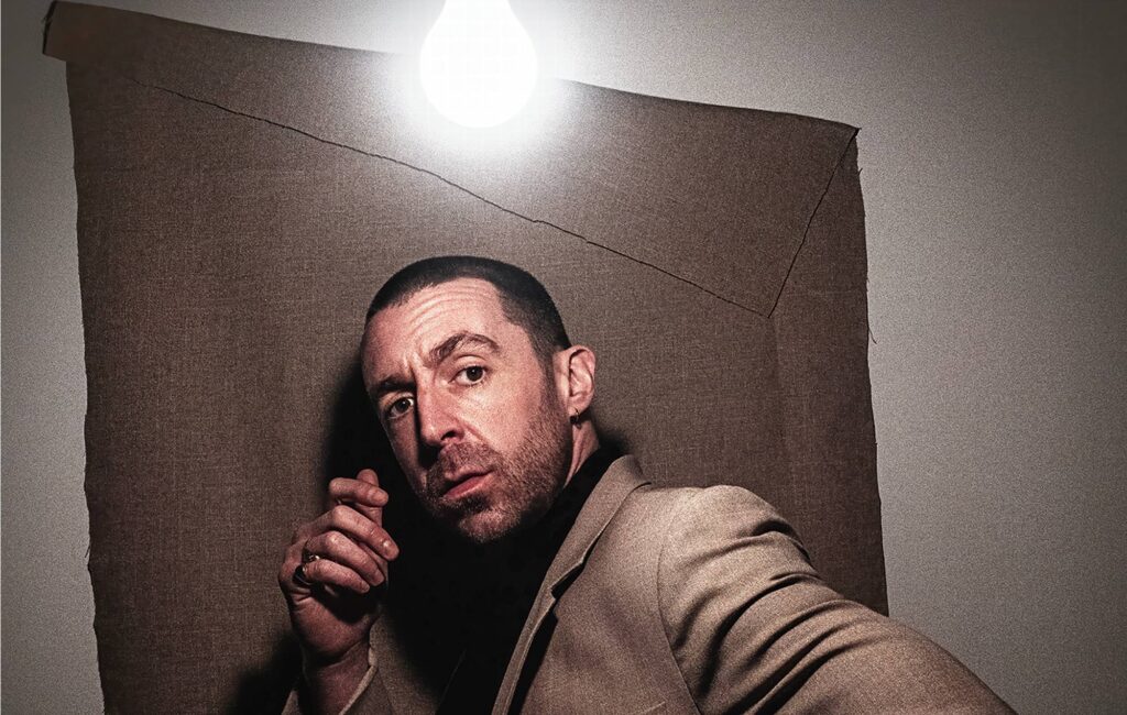 Miles Kane ci racconta del nuovo Dan Auerbach che ha prodotto l'album "Sunlight in the Shadows" - e le possibilità di una riunione di burattini dell'ombra