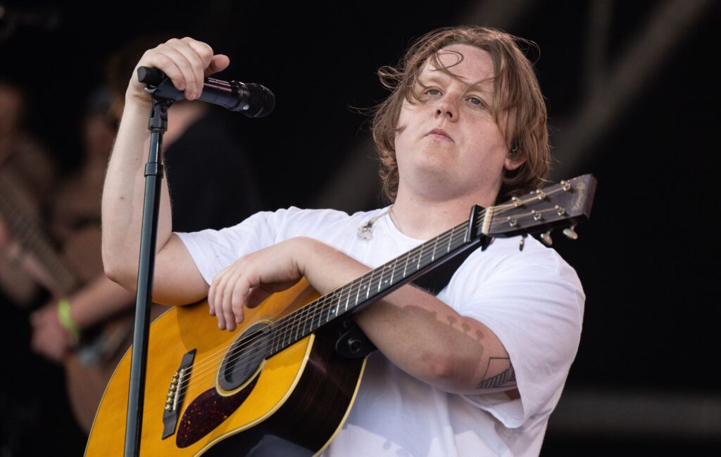 Secondo quanto riferito, Lewis Capaldi è impostato per Glastonbury 2025 Secret per completare il 2023 Performance