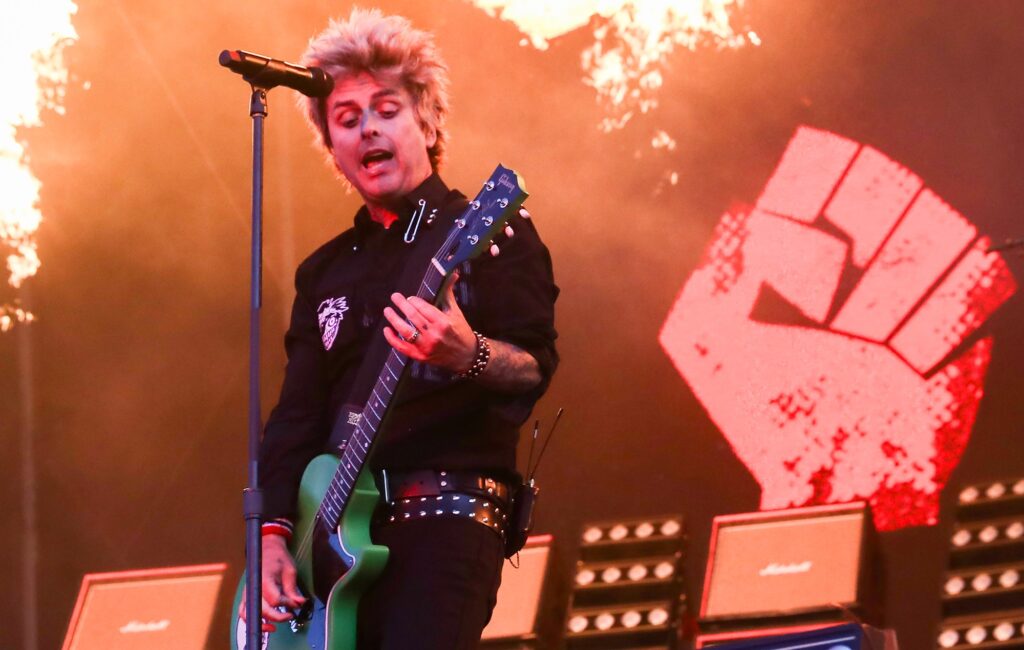 Billie Joe Armstrong di Green Day suona l'inno nazionale e guida il canto di "Fuck Donald Trump" il Giorno dell'Indipendenza