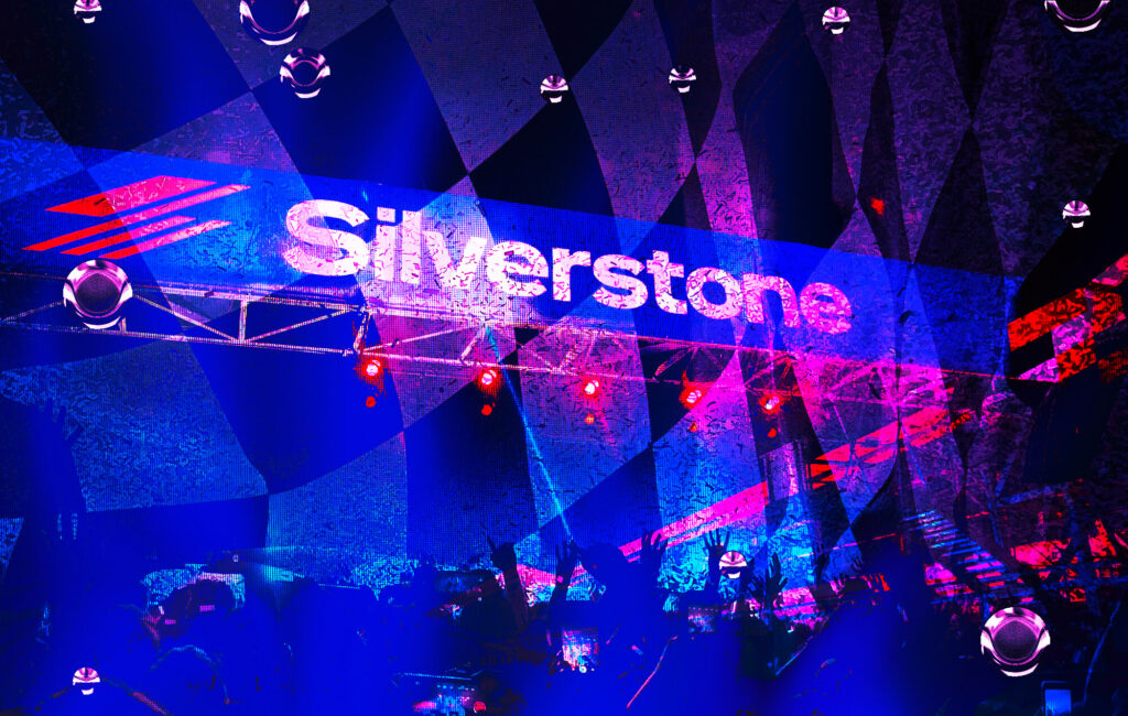 Cosa è successo quando Sam Fender ha intitolato il Grand Prix britannico