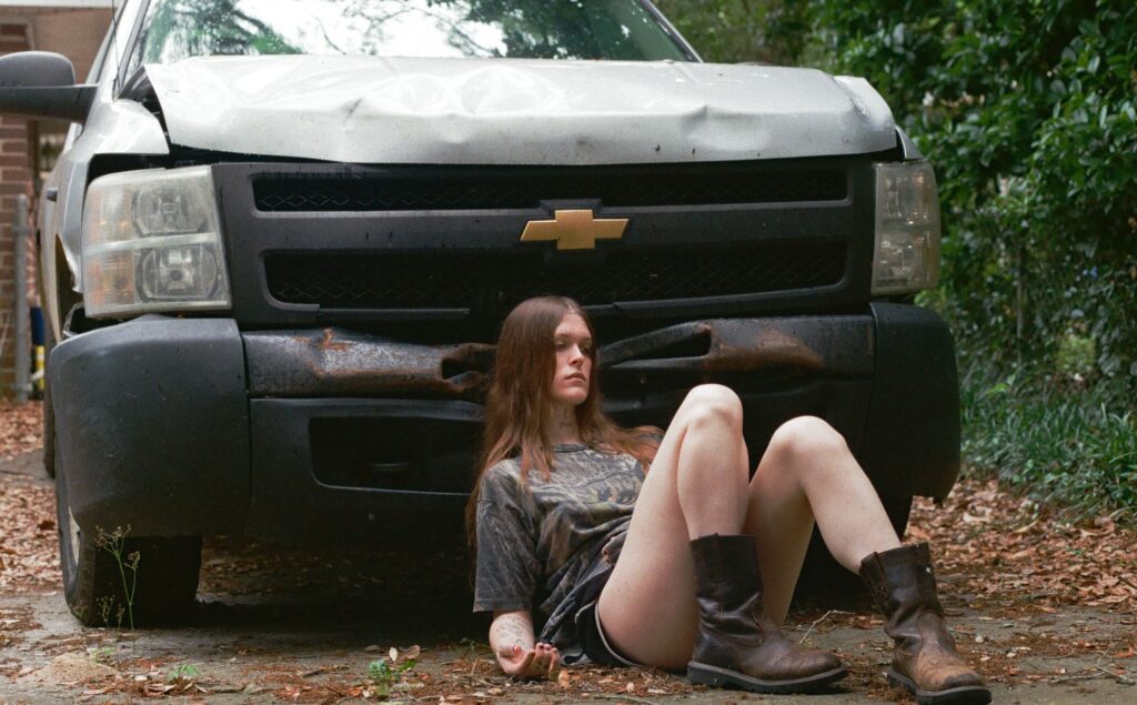 Ethel Cain emette una risposta personale a riemersi di post sui social media controversi