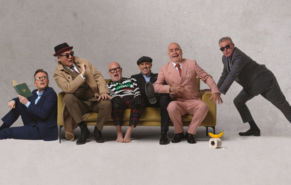 Guarda Warwick Davis unisciti alla follia sul palco e al giocatore di sassofono "picchiato"