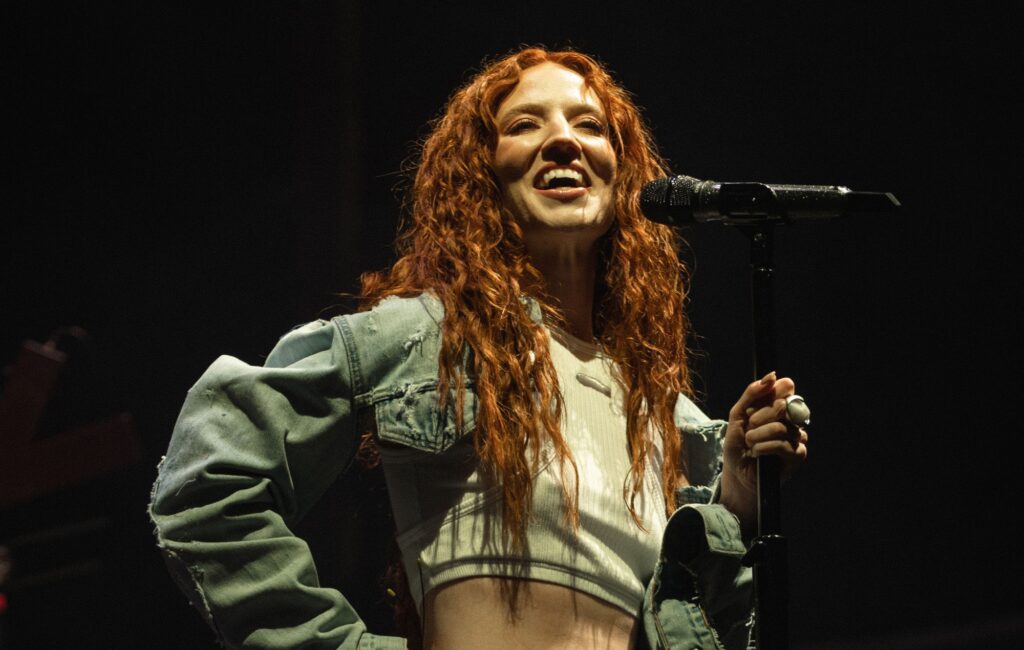 "Hold My Hand" di Jess Glynne prende la vita propria dopo essere diventato meme delle vacanze virali Jet2