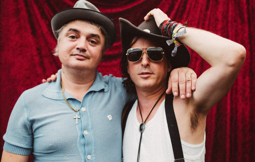 I Libertines parlano a tarda notte, la magia di Glastonbury e piani "allettanti" per la nuova musica