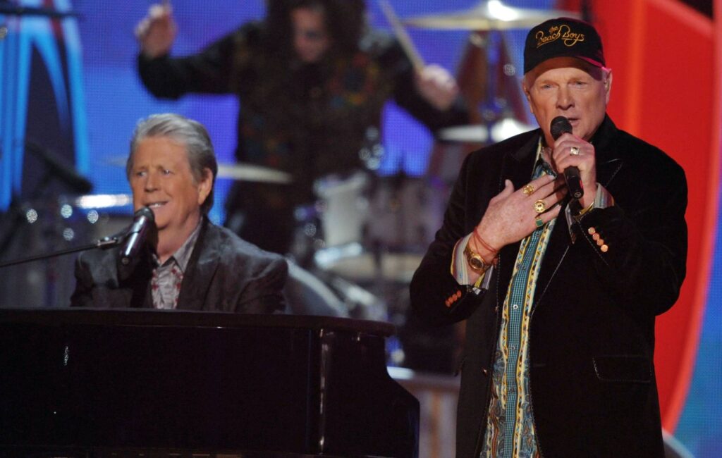 Il Mike Love dei Beach Boys rivela che lui e Brian Wilson hanno cantato insieme settimane prima della morte di Icon
