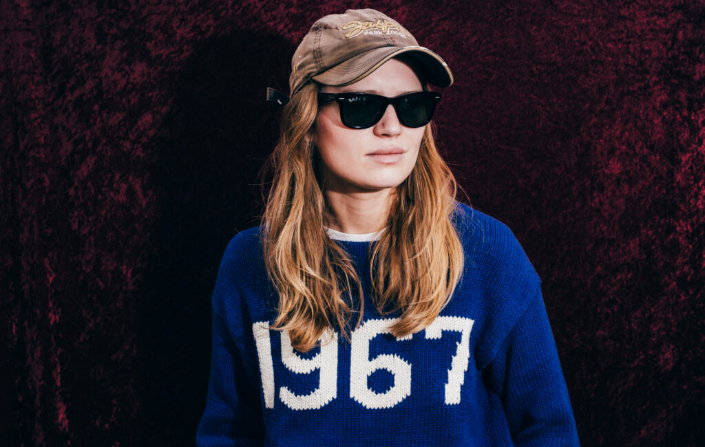 La ragazza in rosso ci racconta di combattere la dipendenza a Glastonbury 2025: "È qualcosa di cui dobbiamo parlare molto di più"