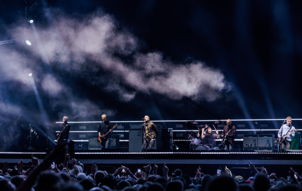 Oasis Honor Late Liverpool Star Diogo Jota con "Live Forever" al First Reunion Show