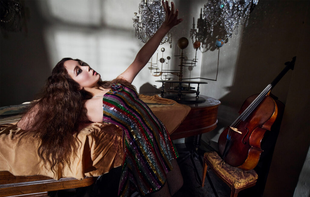 Laufey - Recensione "Una questione di tempo": ancora affascinante, con un pizzico di ombra