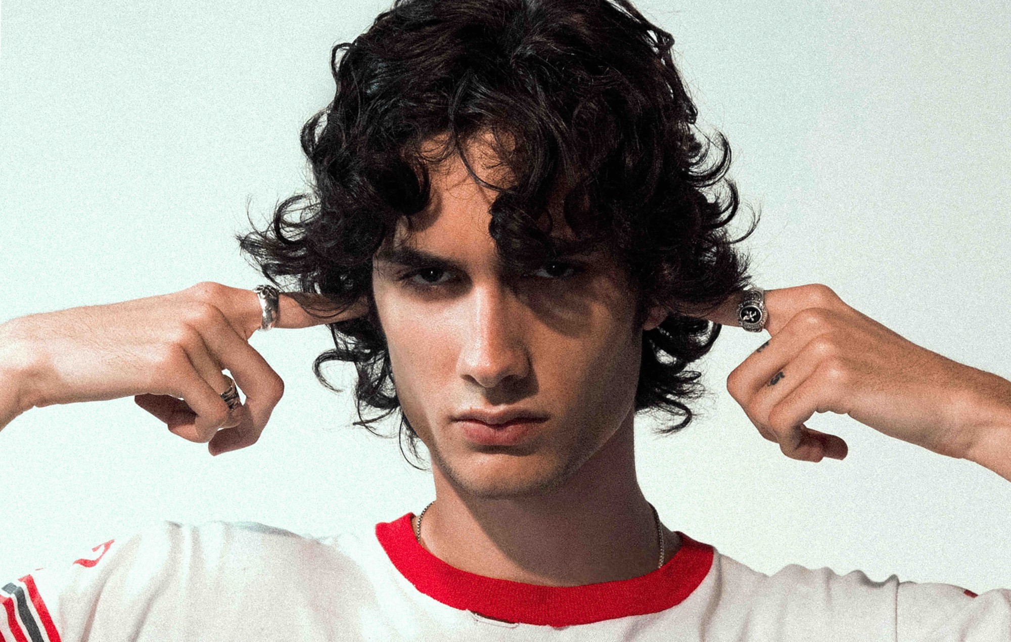 Sombr - "Conosco a malapena la sua" recensione: ghignare triste ragazzo pop