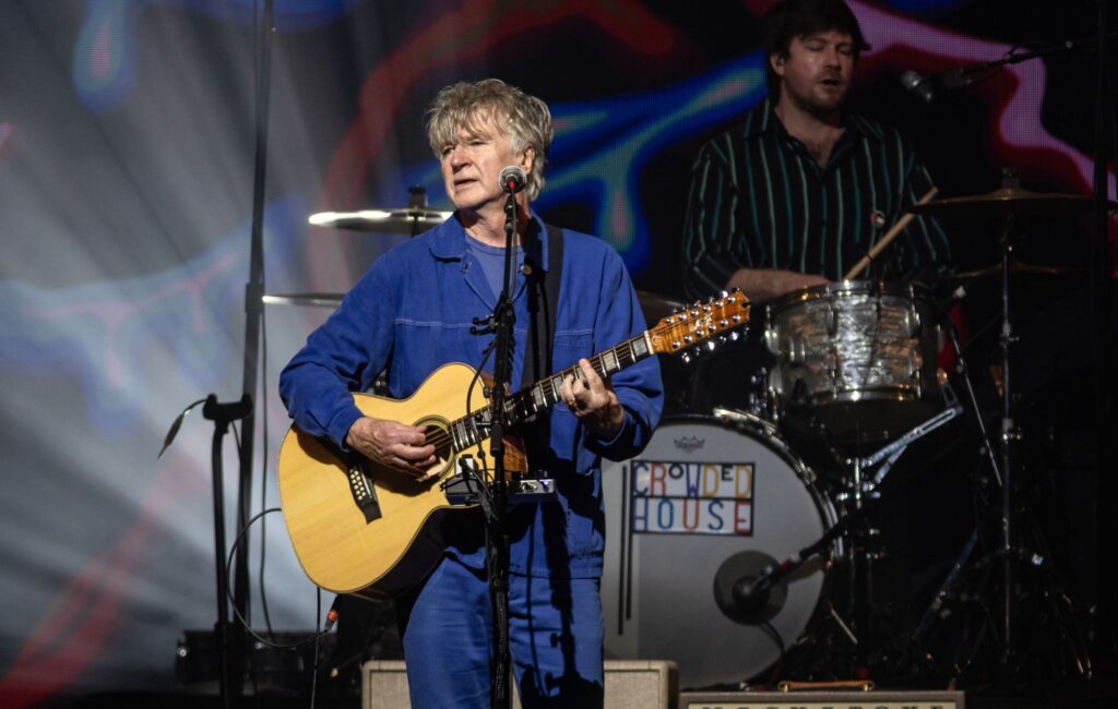 Casa affollata Deny Neil Finn ha una disfunzione erettile in risposta al rapporto di notizie AI