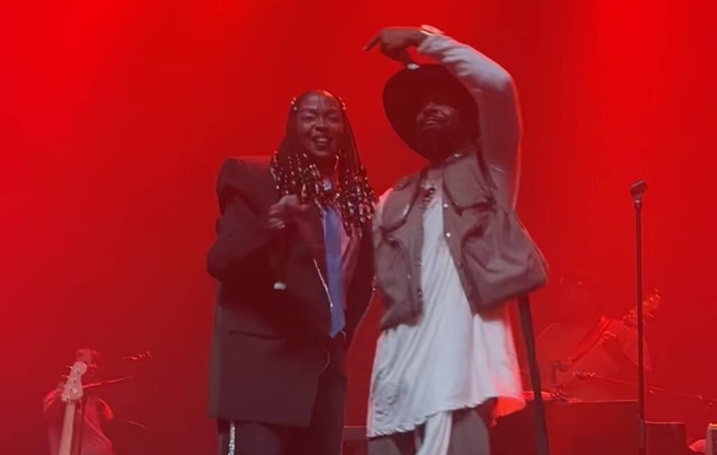 Guarda la signora Lauryn Hill unisciti a Wyclef Jean sul palco di Londra per eseguire classici di Fugees