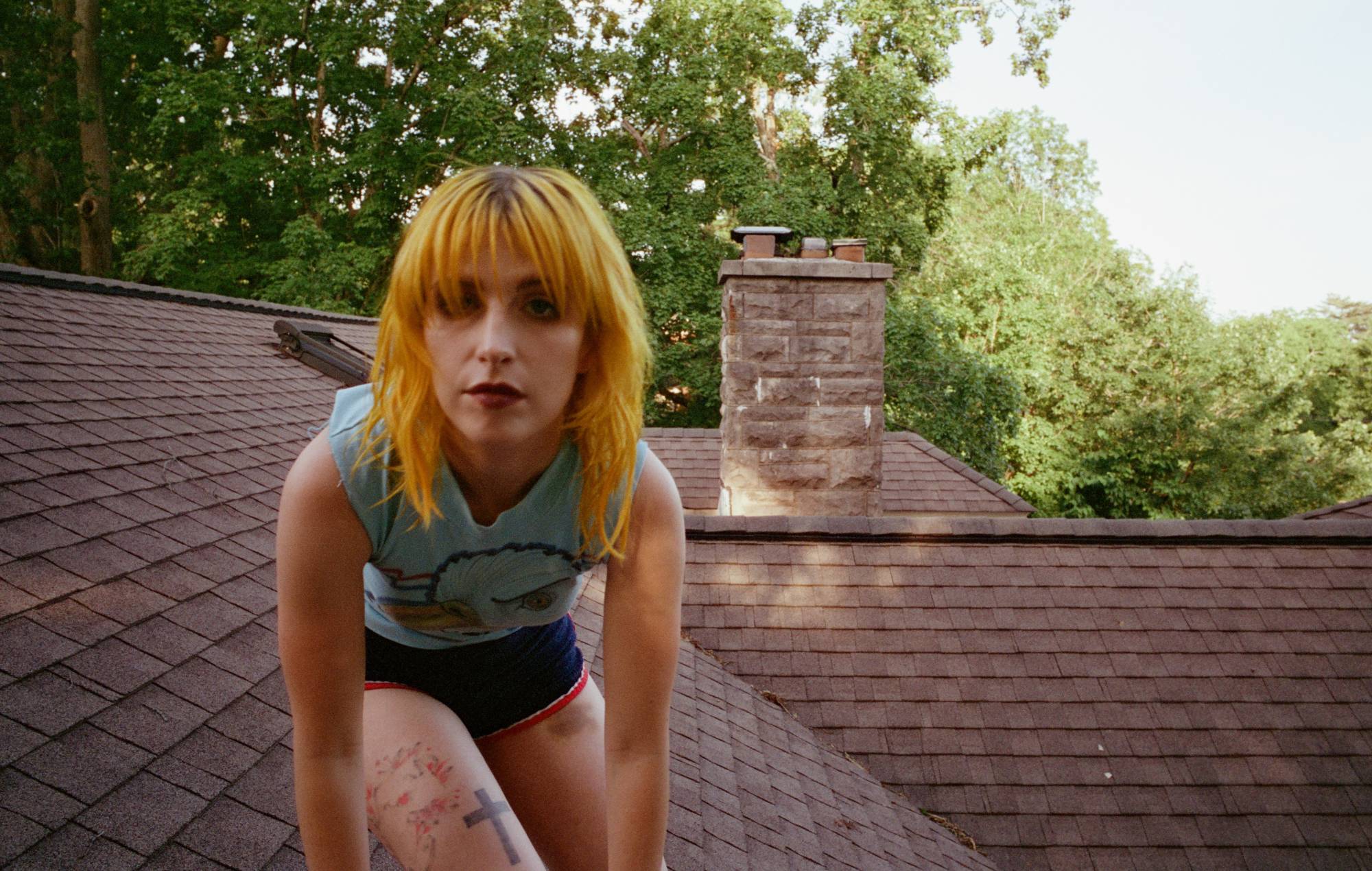 Hayley Williams rilascia ufficialmente il nuovo album "Ego Death at a Bachelorette Party" e condivide la nuova pista di "Parachute"