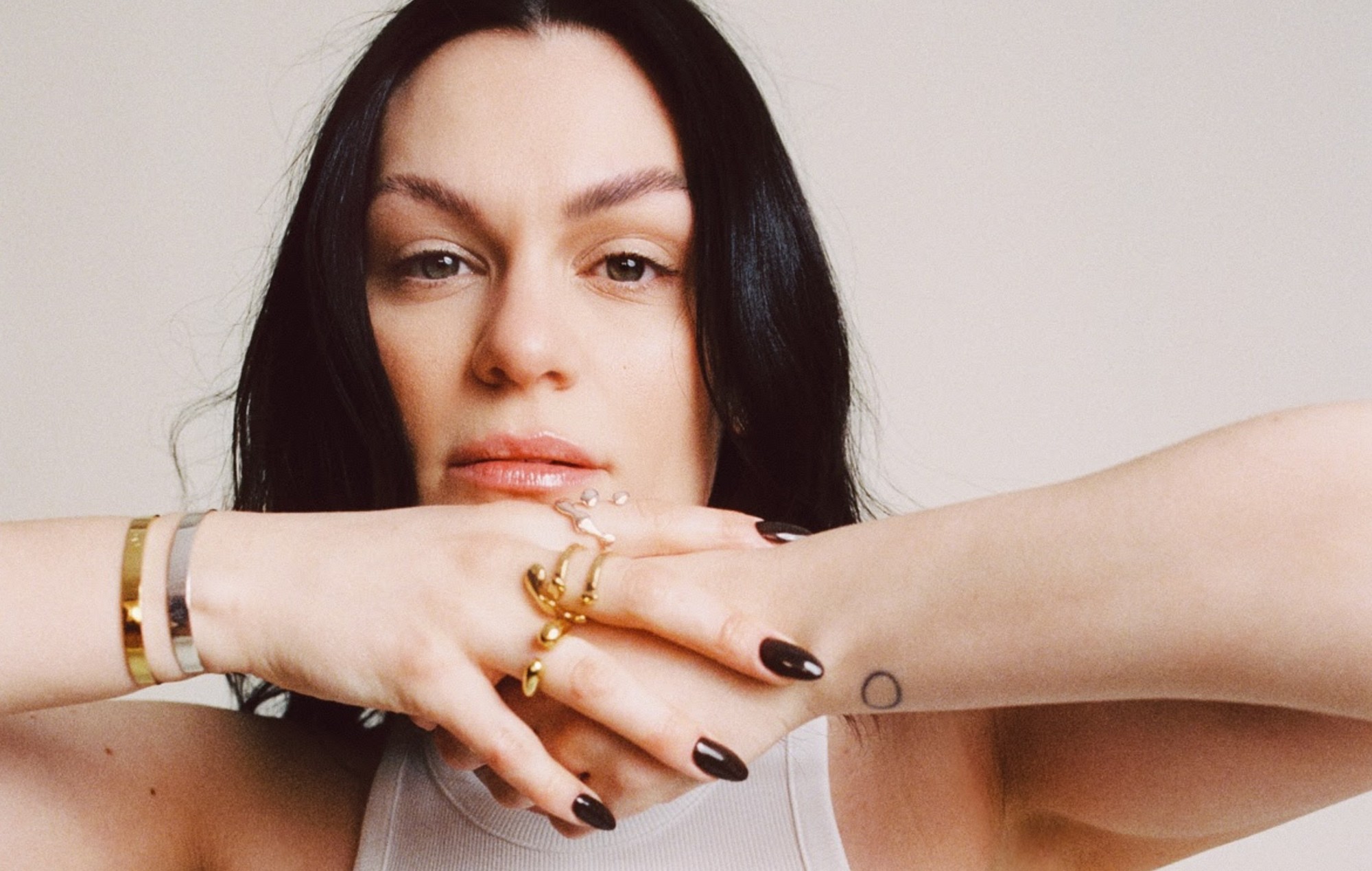 Jessie J "sentirsi molto più forte" a seguito di un ricovero inaspettato - sei settimane dopo un successo intervento chirurgico al cancro al seno