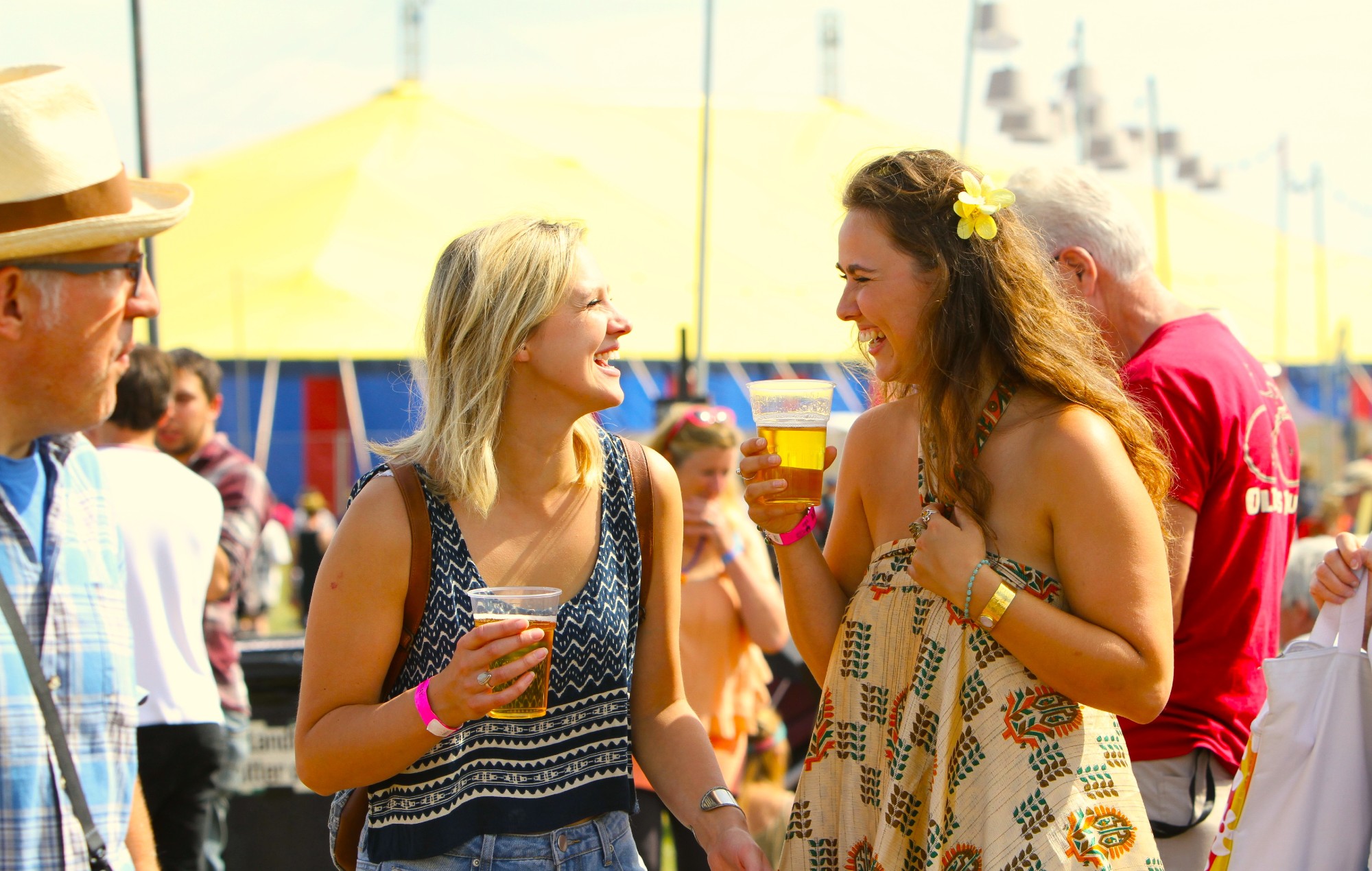 La musica di base è più importante che mai, quindi i proprietari di festival e locali stanno diventando creativi per sopravvivere