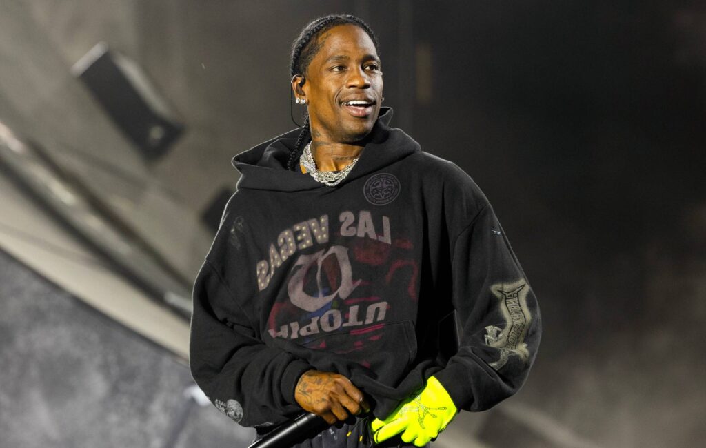 Travis Scott termina il Leeds Festival 2025 Set di titoli di 30 minuti prima - Ecco cosa ha suonato