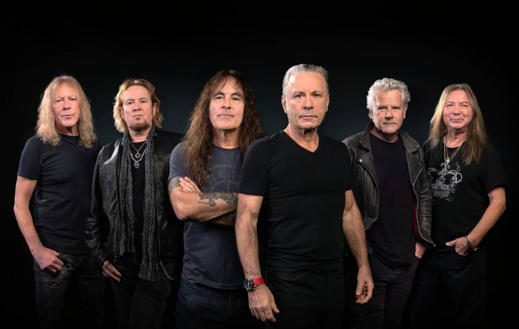 Iron Maiden Annuncia Knebworth Show per l'estate 2026 con l'oscurità, l'Hu e altro ancora