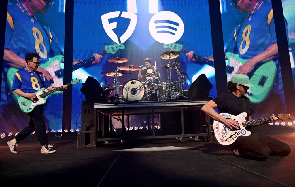 Blink-182 unita a Stephen Egerton dei discendenti e riunirsi con Matt Skiba di Alcalino Trio al Riot Fest 2025