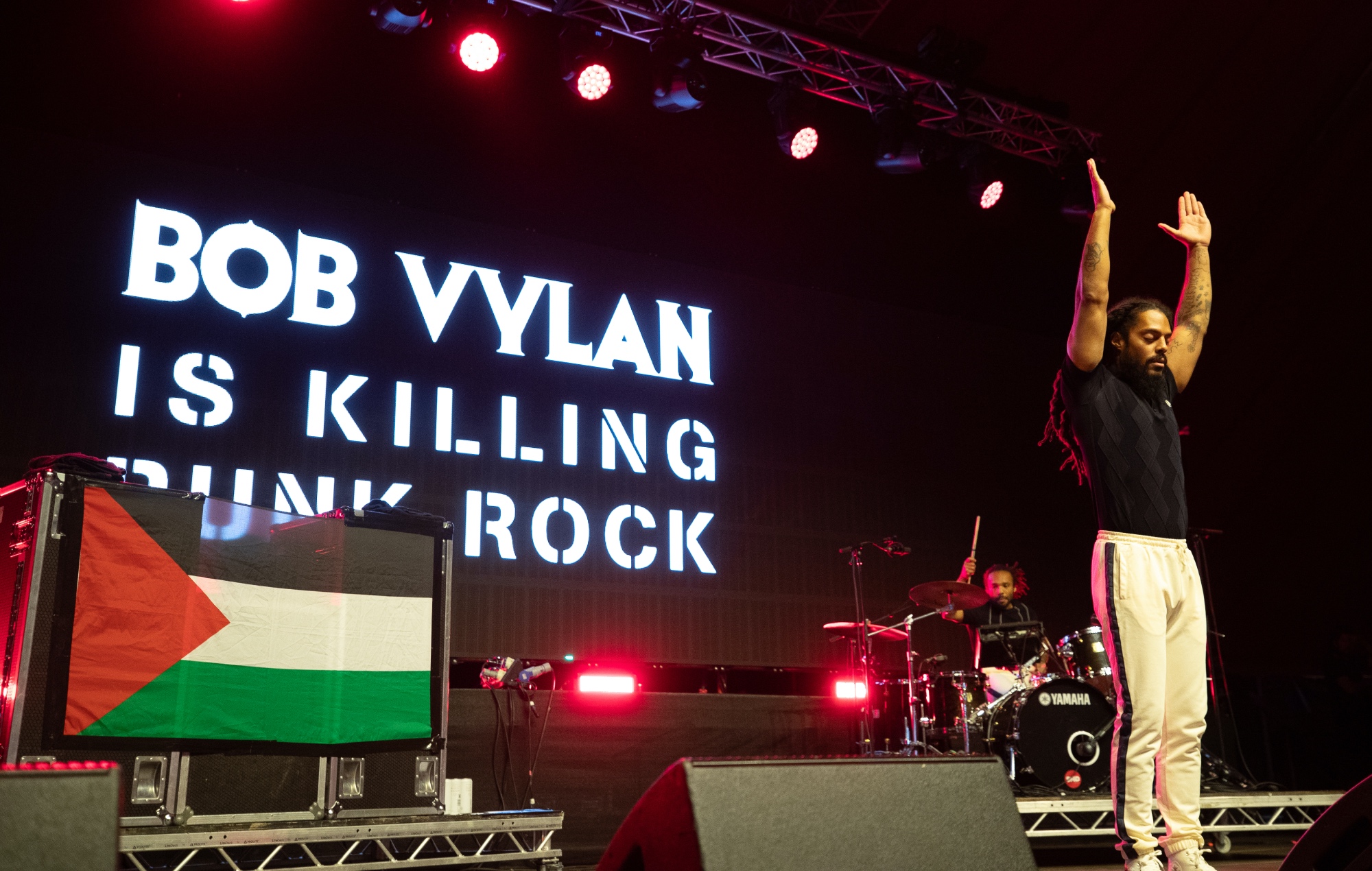 Bob Vylan Annuncia "non andremo in silenzio" del 2025 UK Tour mentre colpiscono al capo della BBC "Spinless" per condannare Glastonbury "profondamente inquietante", impostato su parlamentari
