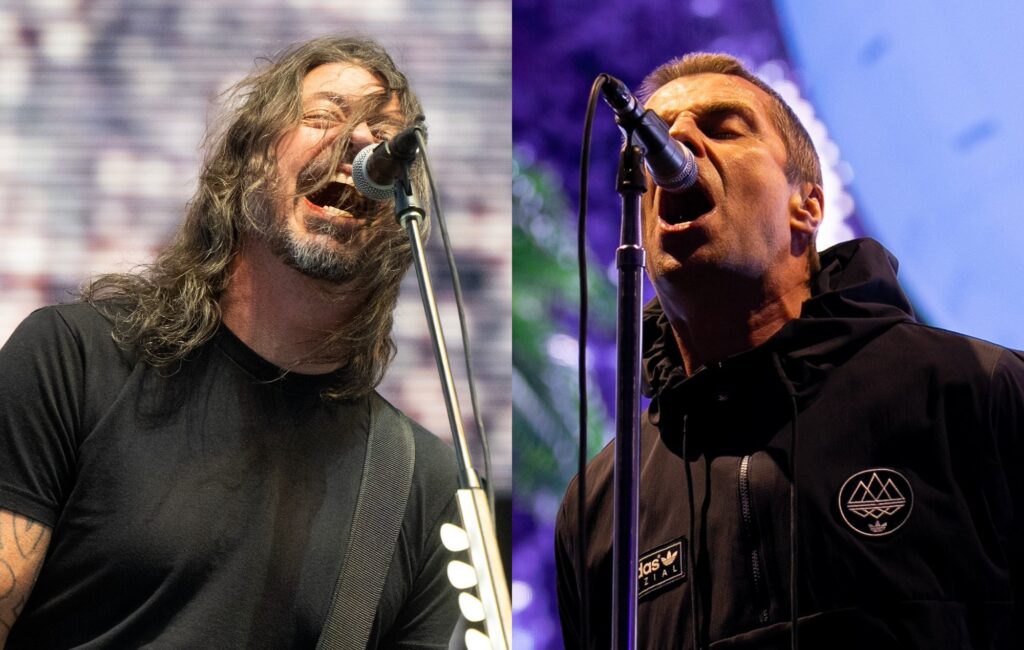 Dave Grohl nella foto apparentemente acquistando bootleg oasis merch fuori da la concerto