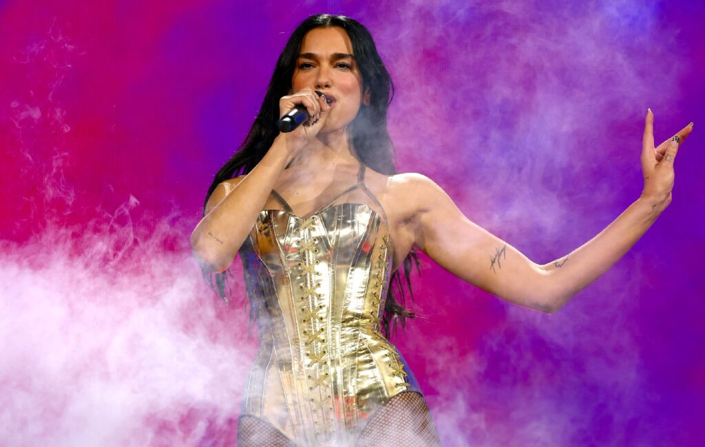 Dua Lipa e Talent Agency rispondono alle notizie di un agente di licenziamento per chiedere la caduta di ginocchia da Glastonbury