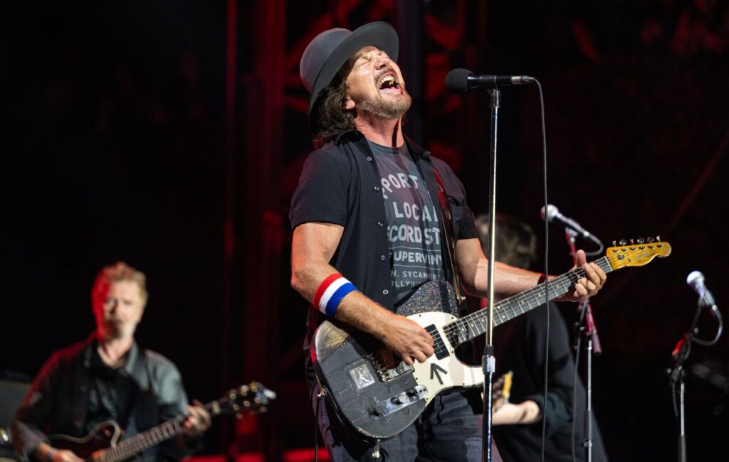 Eddie Vedder suona il set pesante all'Ohana Festival, affronta i binari di George Harrison, Led Zeppelin, The Who e More