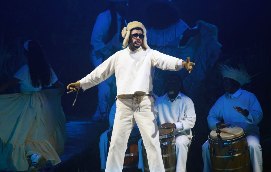 Guarda Bad Bunny Avvolgere la residenza di Puerto Rico con Marc Anthony Duet