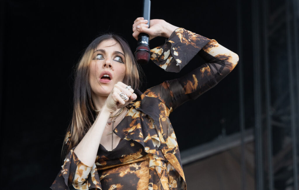 Guarda Caroline Polachek cantare Charli XCX e George Daniel lungo il corridoio alla loro cerimonia di matrimonio siciliano