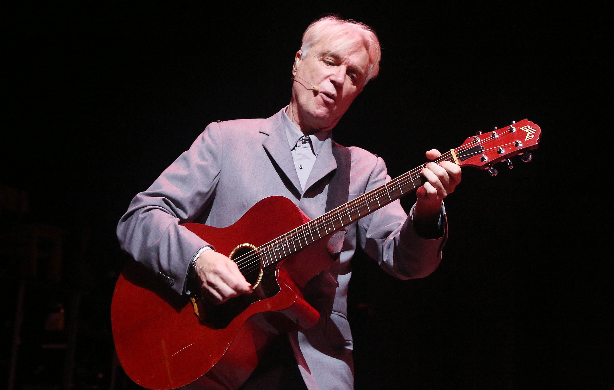 Guarda David Byrne suonare le teste parlanti "Psycho Killer" per la prima volta in 19 anni mentre dà il via al 2025 Tour