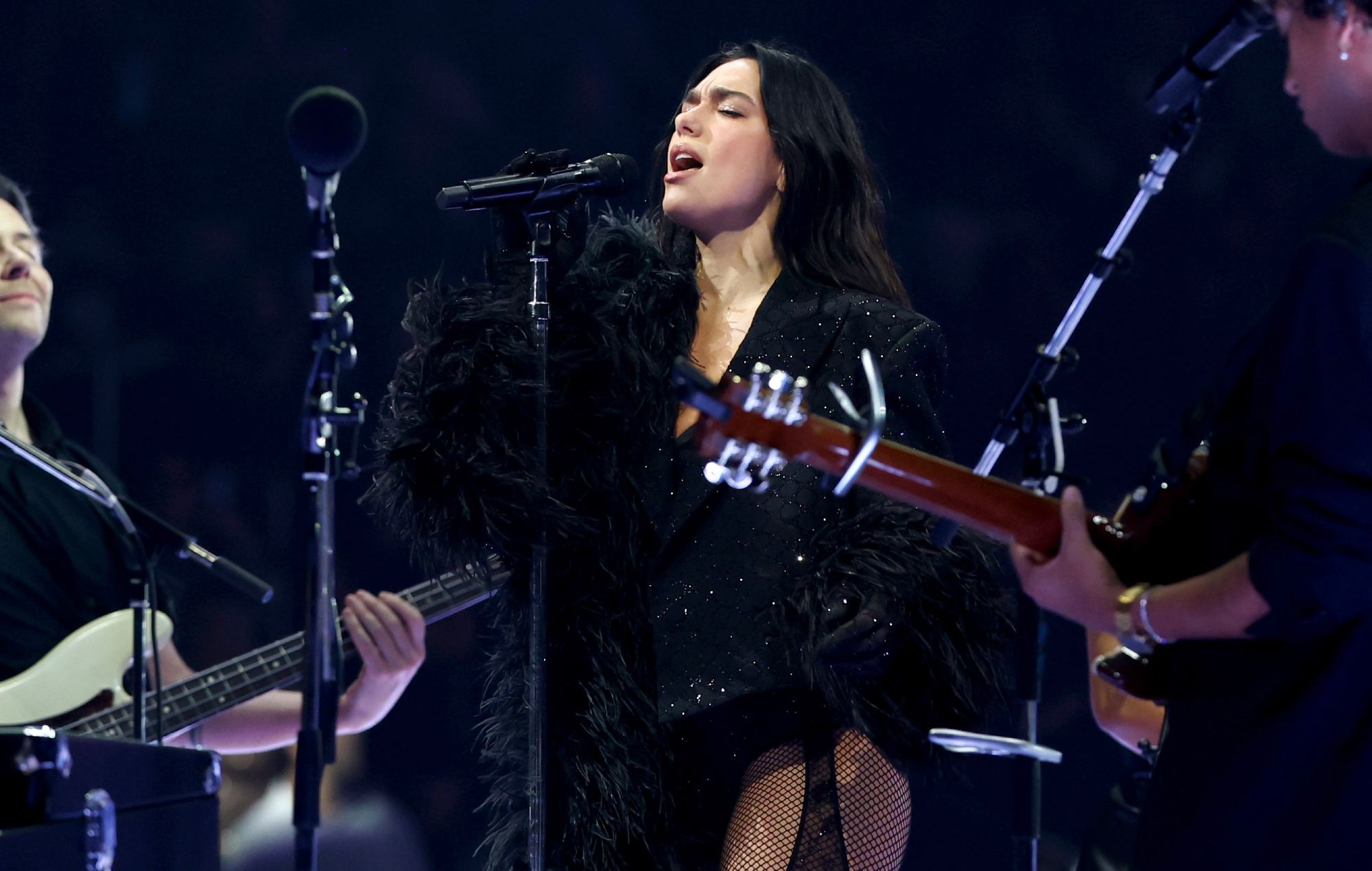 Guarda Dua Lipa copre "One Ultime" di Ariana Grande alla fermata del tour "Radical Optimism" a Miami