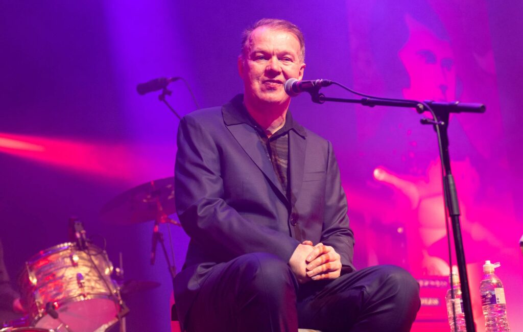 Guarda Edwyn Collins riunire con i compagni di band di succo d'arancia per suonare "Felicity" all'ultimo spettacolo di Glasgow