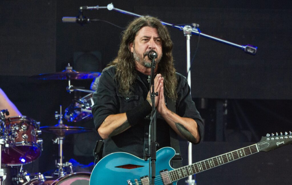 Guarda Foo Fighters Presenta un nuovo batterista e prese in giro con il nuovo video di battuta AI: "C'è altro da venire"