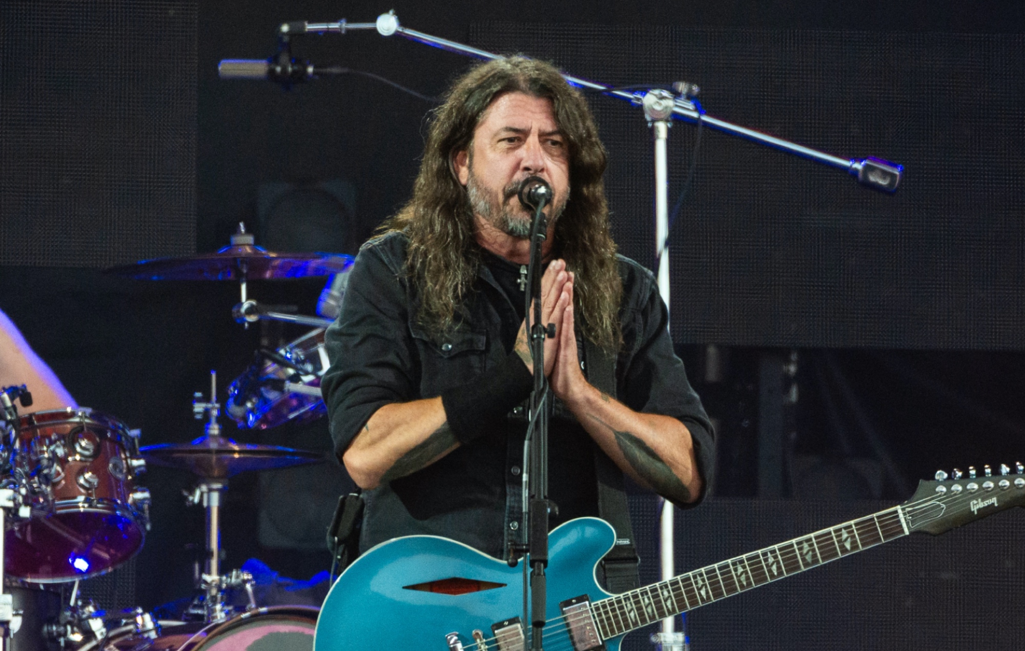 Guarda Foo Fighters Presenta un nuovo batterista e prese in giro con il nuovo video di battuta AI: "C'è altro da venire"