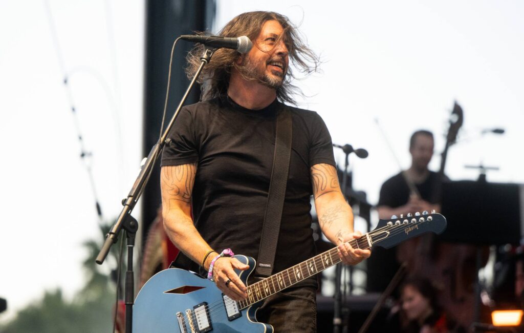Guarda Foo Fighters suonare il primo concerto a sorpresa con il loro nuovo batterista