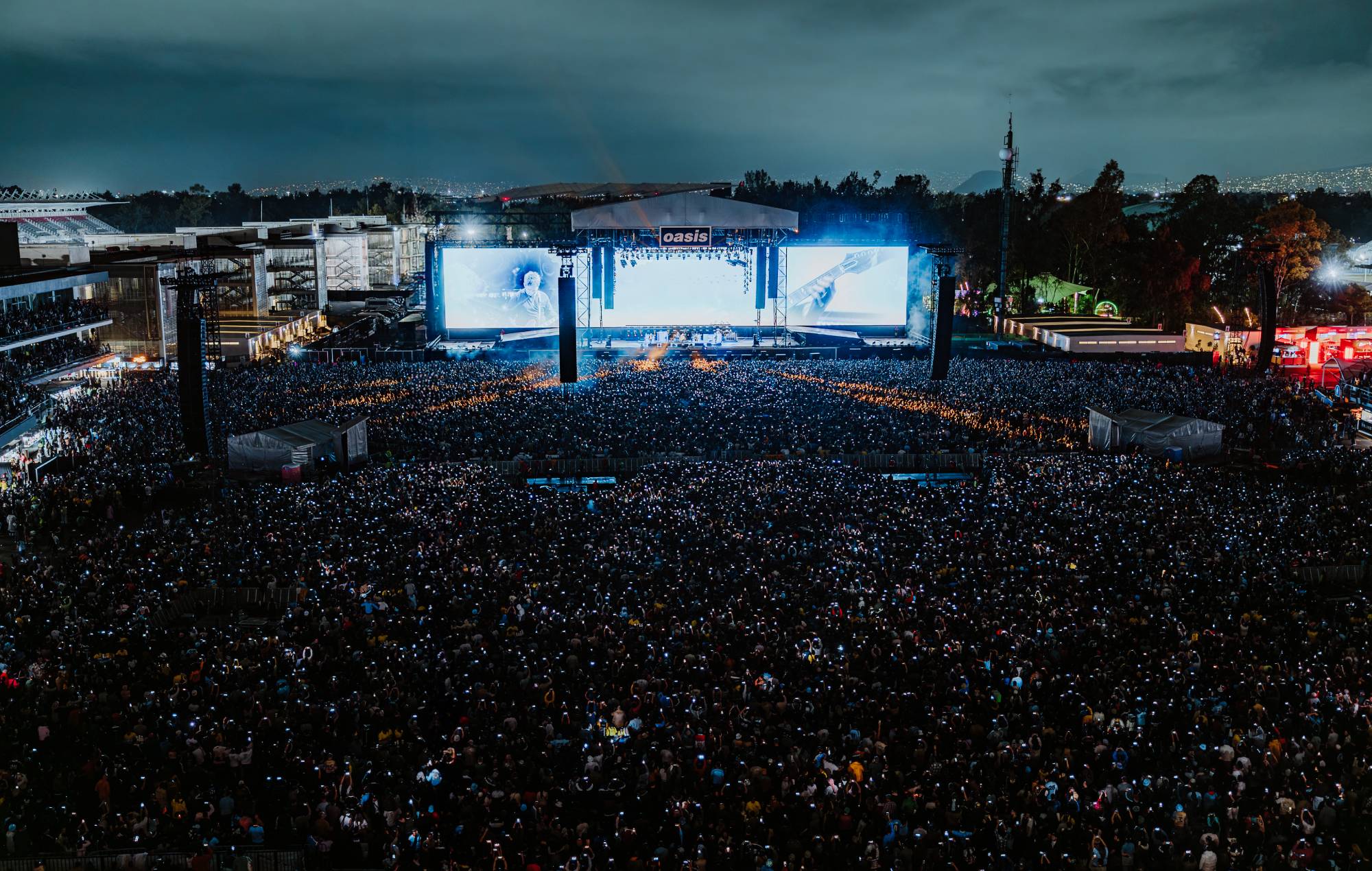 Guarda Oasis guidando 65.000 fan attraverso il Poznan e Liam Gallagher Don A Sombrero mentre il tour di riunione del '25 in diretta colpisce il Messico City