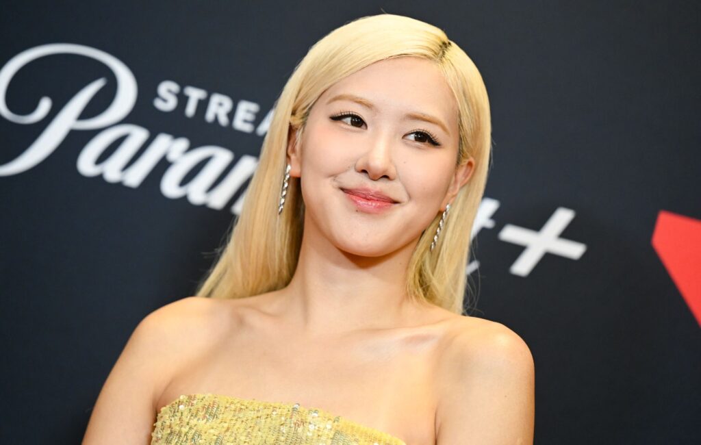 Guarda Rosé Blend Lana Del Rey e Paul Simon Tracciano in Medley in "The Howard Stern Show"