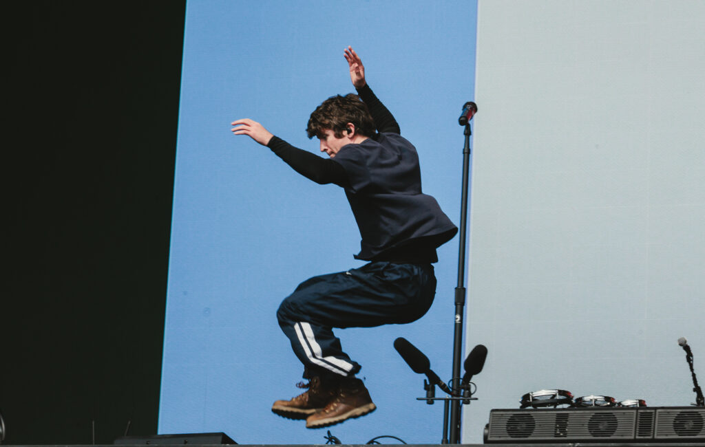 Guarda TurnStile consegna l'immersione al primo palcoscenico in un piccolo concerto da scrivania